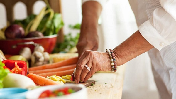 Uzman isim tek tek sıraladı! Bu 13 besini tüketen yaşlanmayı unutuyor