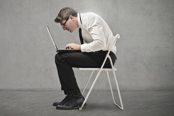 Uzman isimden altın tavsiye! Duruş bozukluklarını önlemenin 8 yolu