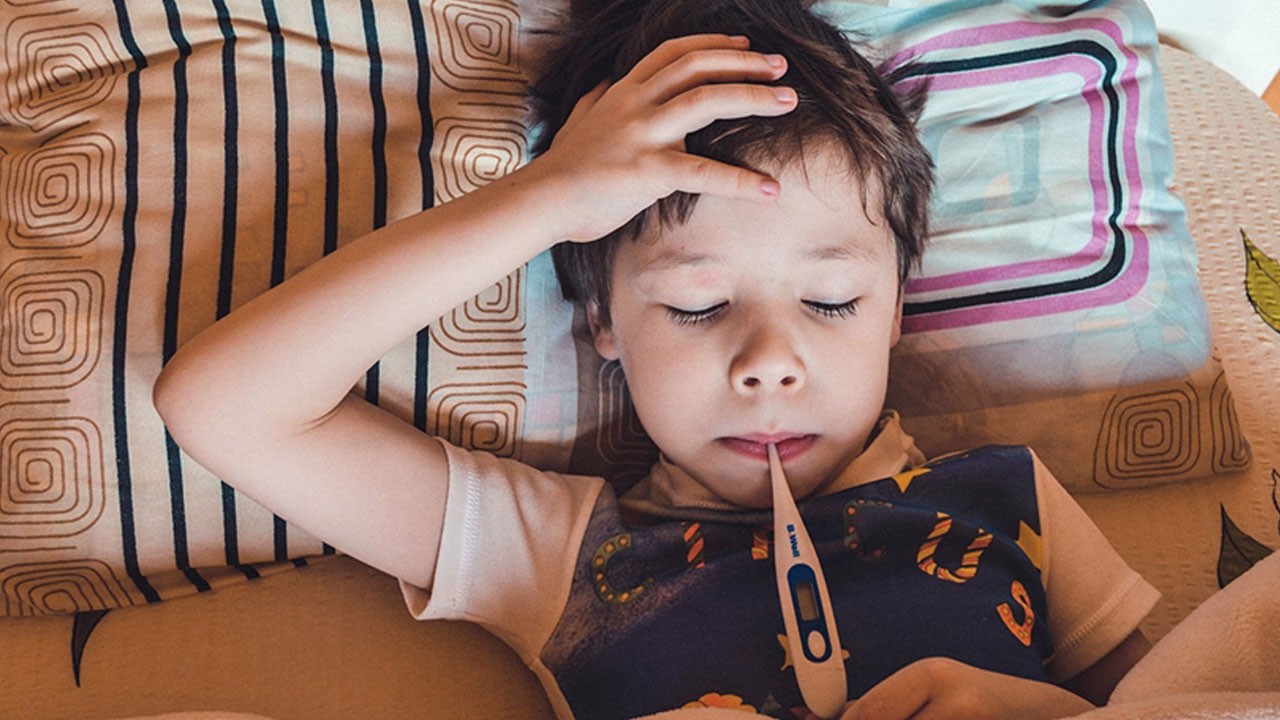 Uzman isimden ateşlenen çocuklar için uyarı: Gece acile gitmeye gerek var mı?