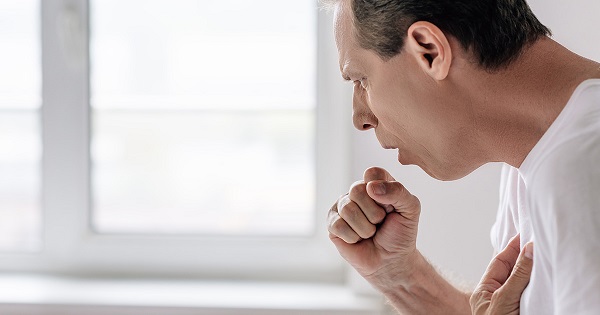 Uzman isimden 'ihmal etmeyin' uyarısı! Sizin de öksürüğünüz geçmek bilmiyor mu?