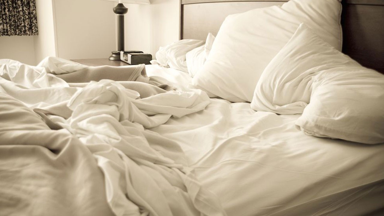 Uzman isimden önemli uyarı! Her gece bu tehlikenin içinde uyuyorsunuz