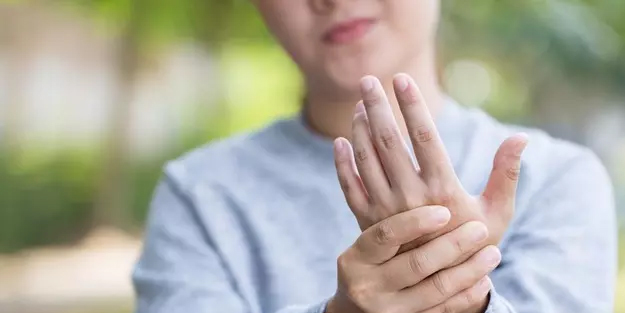 Uzman o isim önemli uyarı yaptı: El ve ayak uyuşması o hastalığın belirtisi olabilir! İşte bunu anlamanın basit yolu