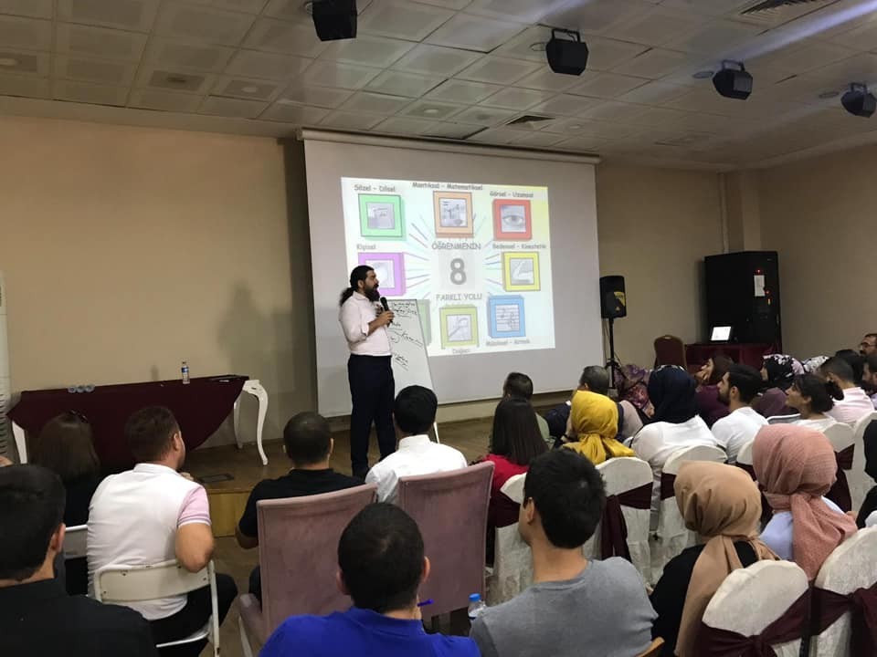 Uzman Psikolog Özkan Şenol, idareci, öğretmen, öğrenci ve velilere ‘kişisel gelişim’ semineri verdi 
