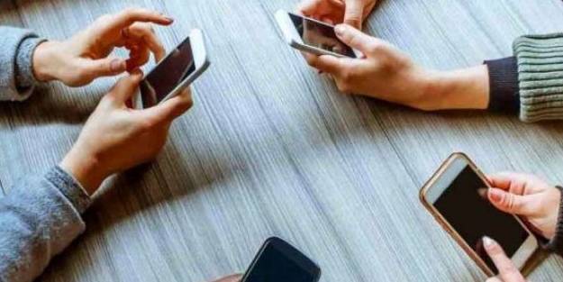 Uzman uyardı: Aşağı bakarak cep telefonunu kullanmayın