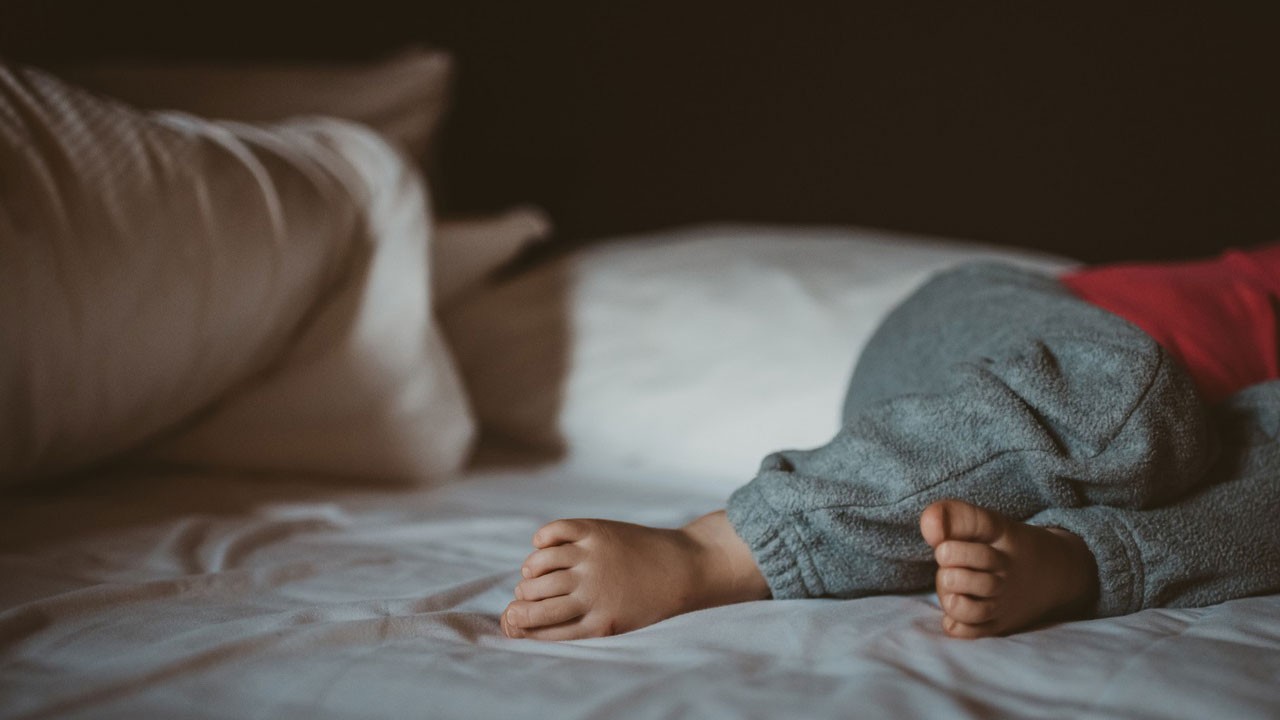 Uzmandan ailelere kritik uyarılar! Çocuklarda gece alt ıslatma kader değil
