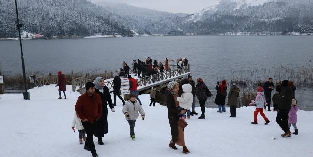 Uzmanı uyardı, karla kaplı alanda güneş gözlüğü takılmalı