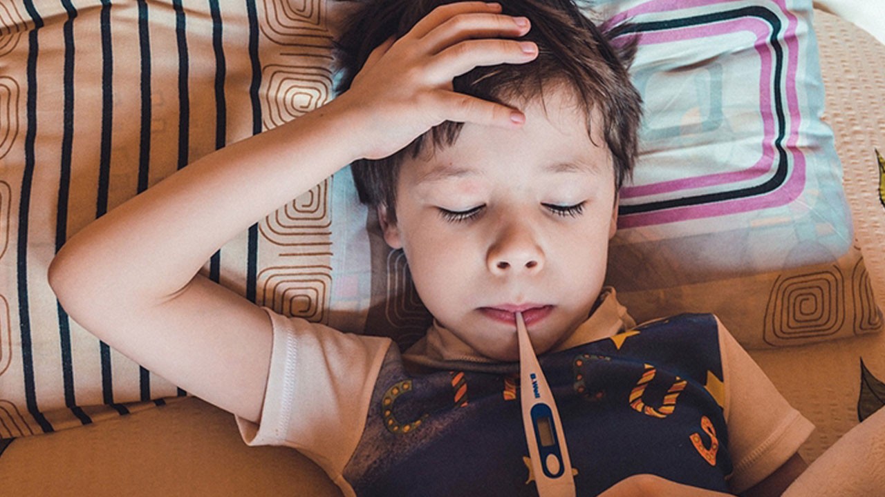 Uzmanından ebeveynlere hayati uyarı! Çocuğunuzun ateşi çıktığında ne yapmalısınız?