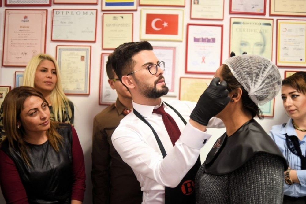 Uzmanından kalıcı makyaj dersi 