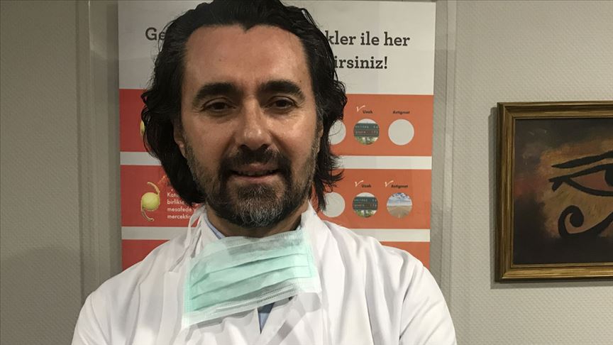 Uzmanından 'Kovid-19 riskini azaltmak için lens yerine gözlük kullanın' uyarısı