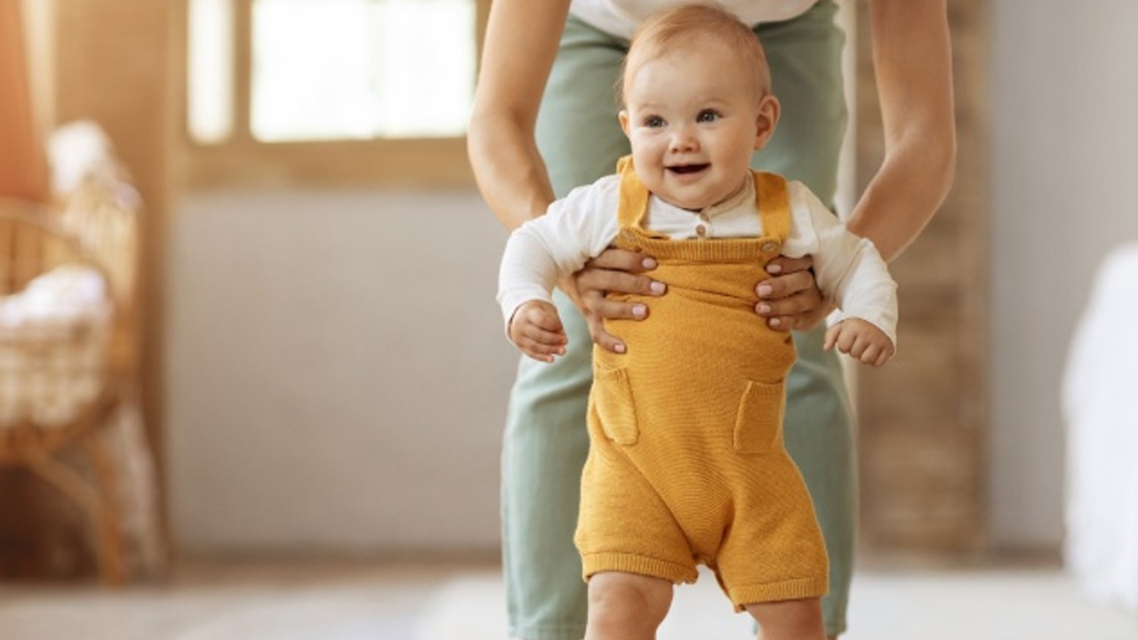 Uzmanlar açıkladı: Bebekler ze zaman yürür? Gece uyurken ortamın karanlık olması gerekiyor!