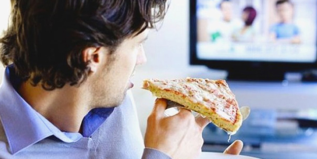 Uzmanlar, televizyon karşısında yemek yiyenleri uyardı!