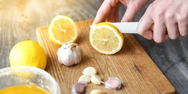 Uzmanlar üstüne basa basa uyardı! Kesinlikle limon ve sarımsak tüketmeyin