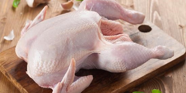 Uzmanlar uyarıyor: Çiğ tavukları yıkamayın!