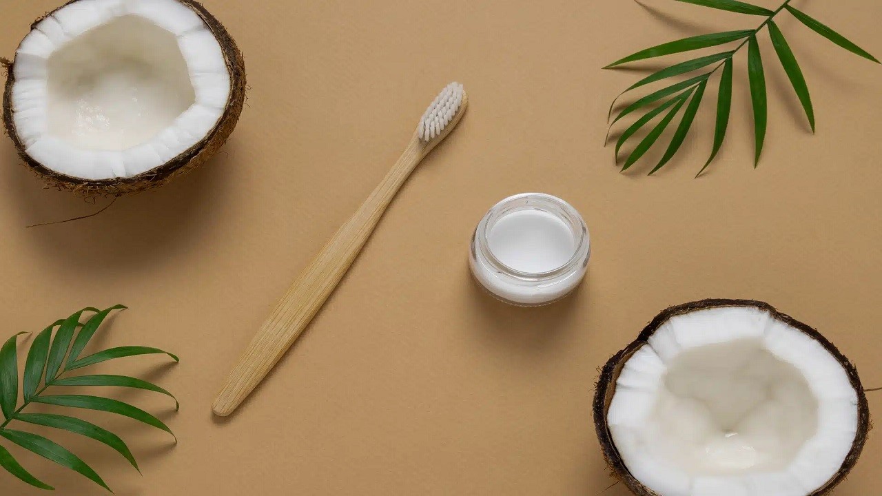 Uzmanlar uyarıyor! Hindistan cevizi yağıyla diş beyazlatanlar dikkat