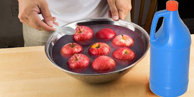 Uzmanlar uyarıyor! Meyve ve sebzeleri bir kaşık çamaşır suyla yıkarsanız...