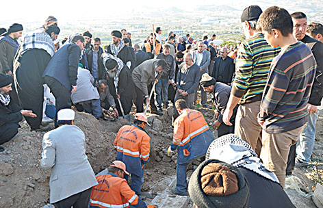 Üzmez toprağa verildi