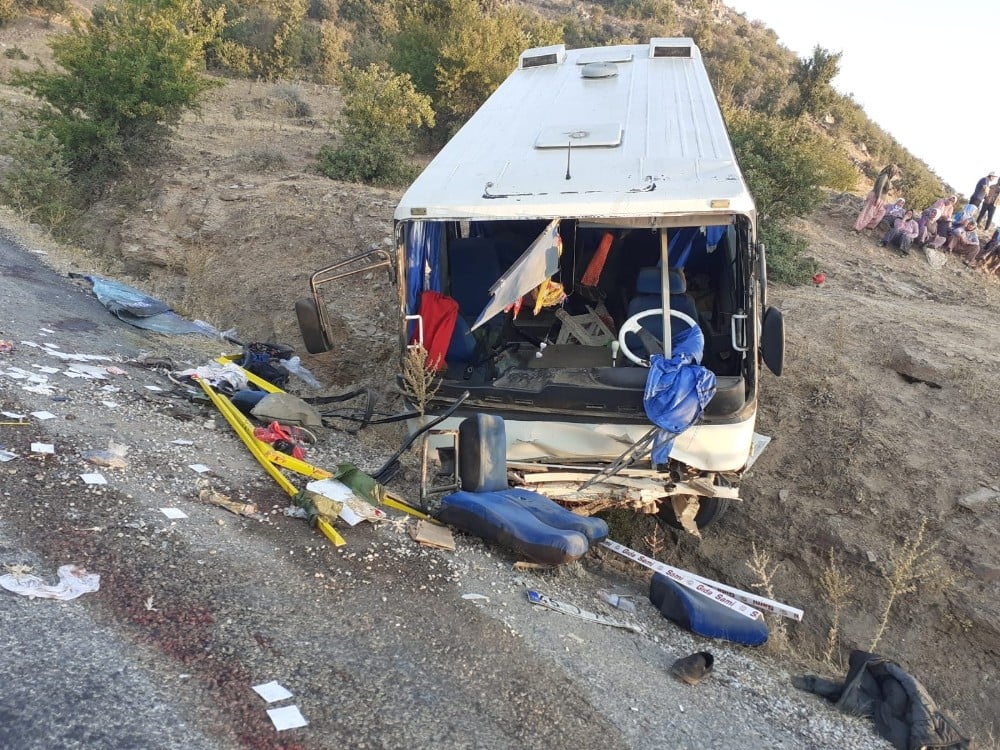 Üzüm işçilerini taşıyan minibüs uçuruma yuvarlandı: 15 yaralı 