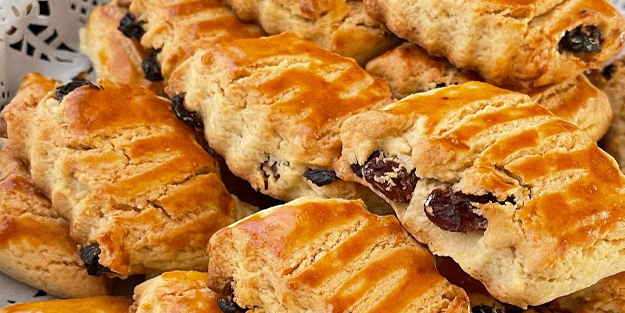 Üzümlü kurabiye tarifi: Günlerce bayatlamıyor! Kıyır kıyır pastane usulü üzümlü kurabiye