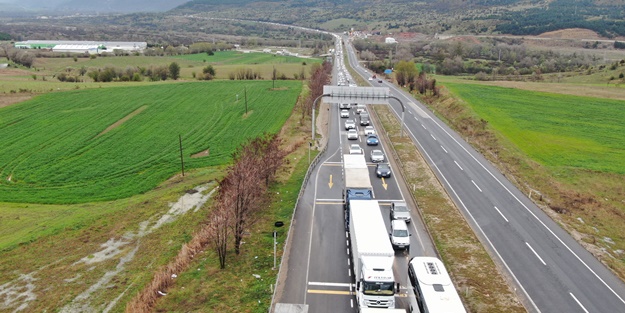 Uzun araç kuyruğu dron ile görüntülendi