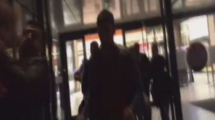 Uzun namlulu silahlarla AVM'ye girdiler