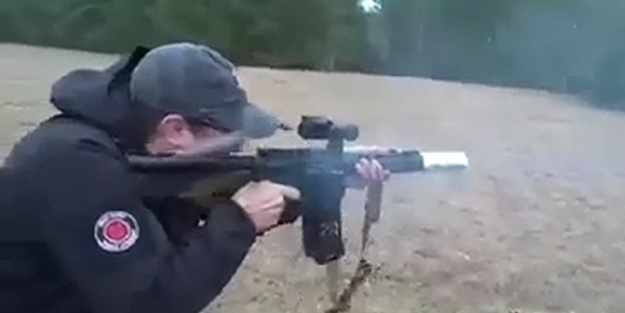 Uzun namlulu silahta pişirdiği pastırmayı yedi