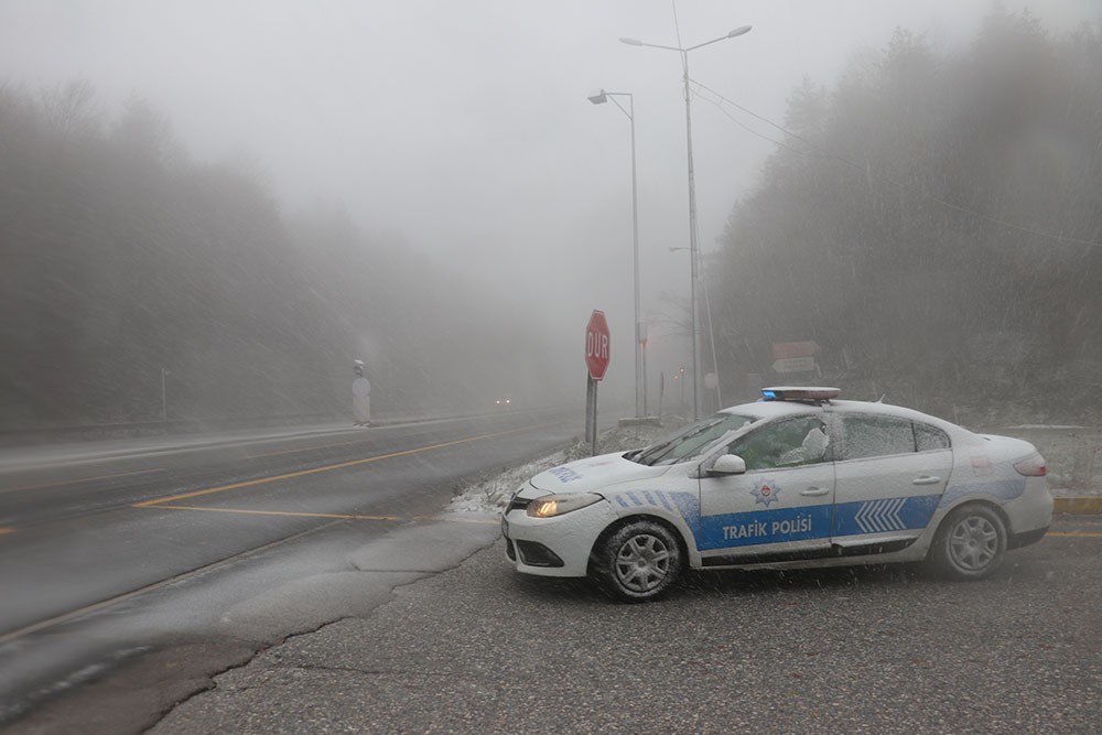 Uzun yola çıkacaklar dikkat! Bolu Dağı'nda kar etkisini arttırdı!