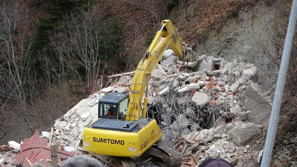 Uzungöl’de kimi eşyalarını kurtardı, kimi ise yıkımın ardından gözyaşı döktü 