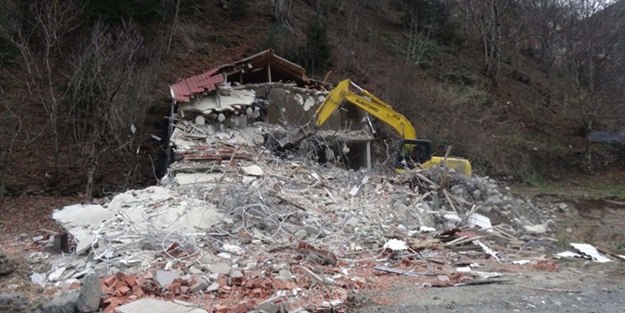 Uzungöl'ün çevresindeki kaçak yapılar yıkılıyor