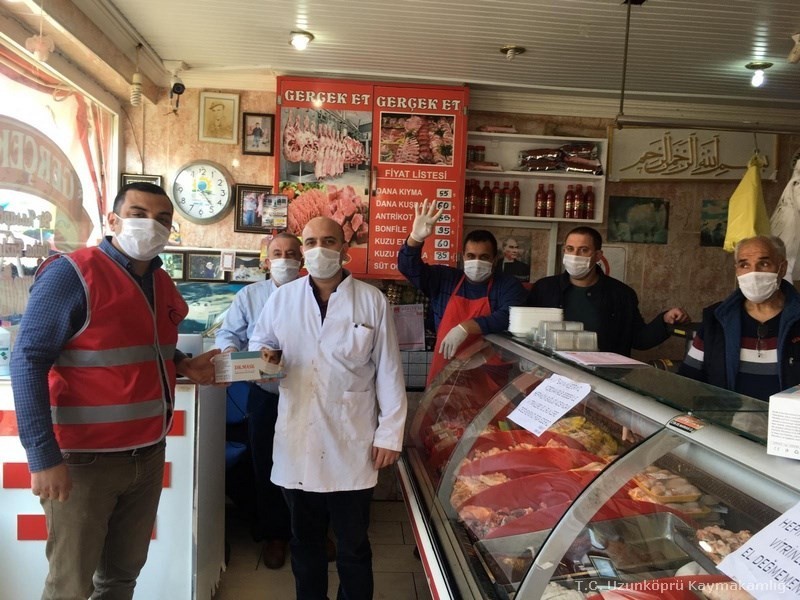 Uzunköprü halkına ve iş yerlerine maske dağıtımı başladı 