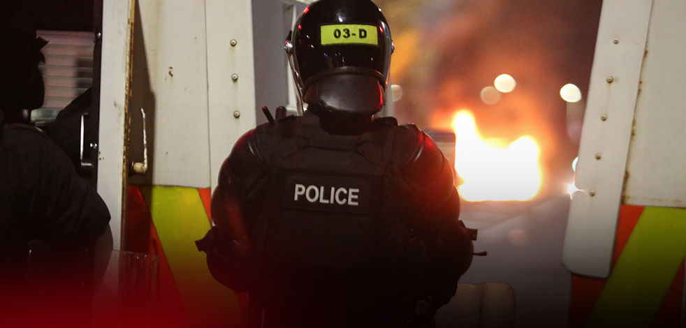 Kuzey İrlanda’daki şiddet olaylarında araçlar ateşe verildi