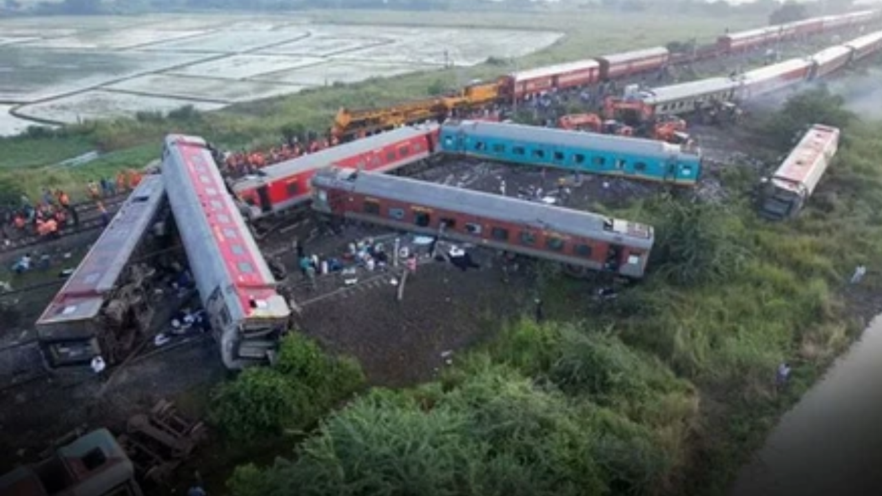 Vagonlar havaya uçtu, ortalık savaş alanına döndü!