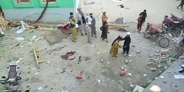 Vahşet! Afganistan'da camiye bombalı saldırı: 30 ölü!