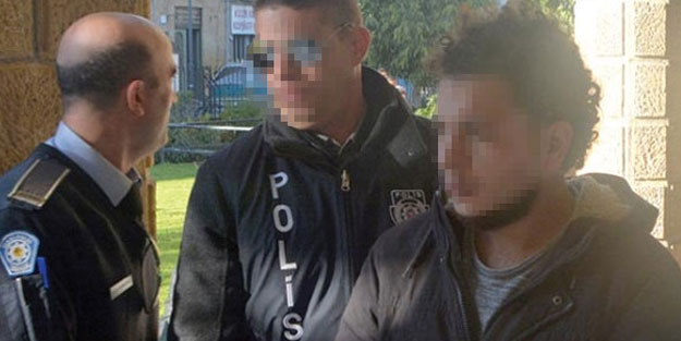 Vahşet! Babasını duş alırken bıçakladı, bıçak kırılınca da...
