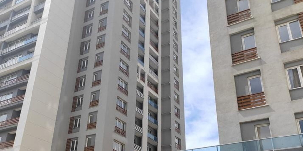Korkunç olay! Vicdansız anne bebeğini balkondan attı, karga sürüsü cansız bedenine üşüştü