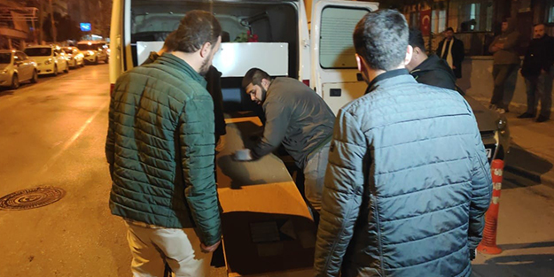 Vahşet! Karısını önce eşarpla boğmaya çalıştı sonra bıçakla boğazını kesti