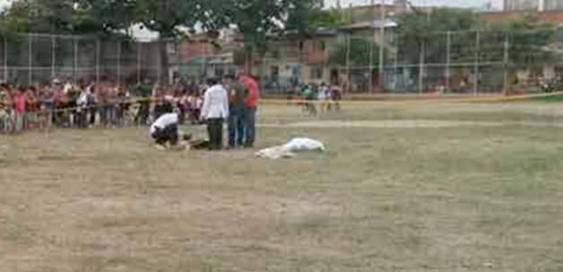 Kırmızı kart gösteren hakemi öldürdü