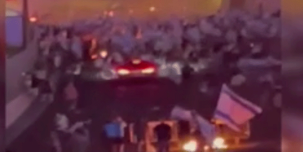 Vahşilik genlerinde var! İsrail'de bir kişi aracıyla protestocuları ezmeye çalıştı