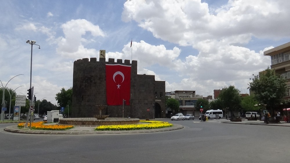 Vaka sayısı artan Diyarbakır’da vatandaşlar eve çekildi 