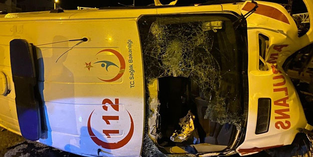 Vakaya giden ambulans kaza yaptı: 3 yaralı
