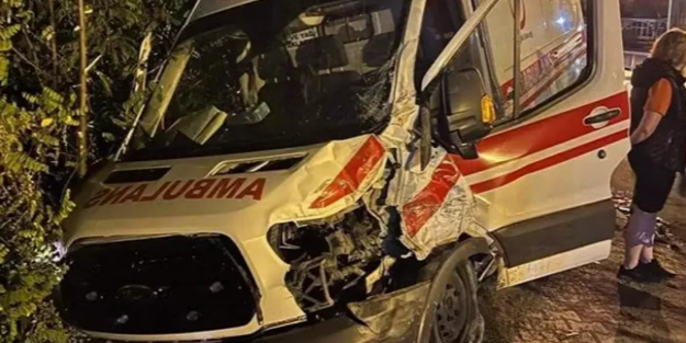 Vakaya giden iki ambulans kaza yaptı: 3 yaralı