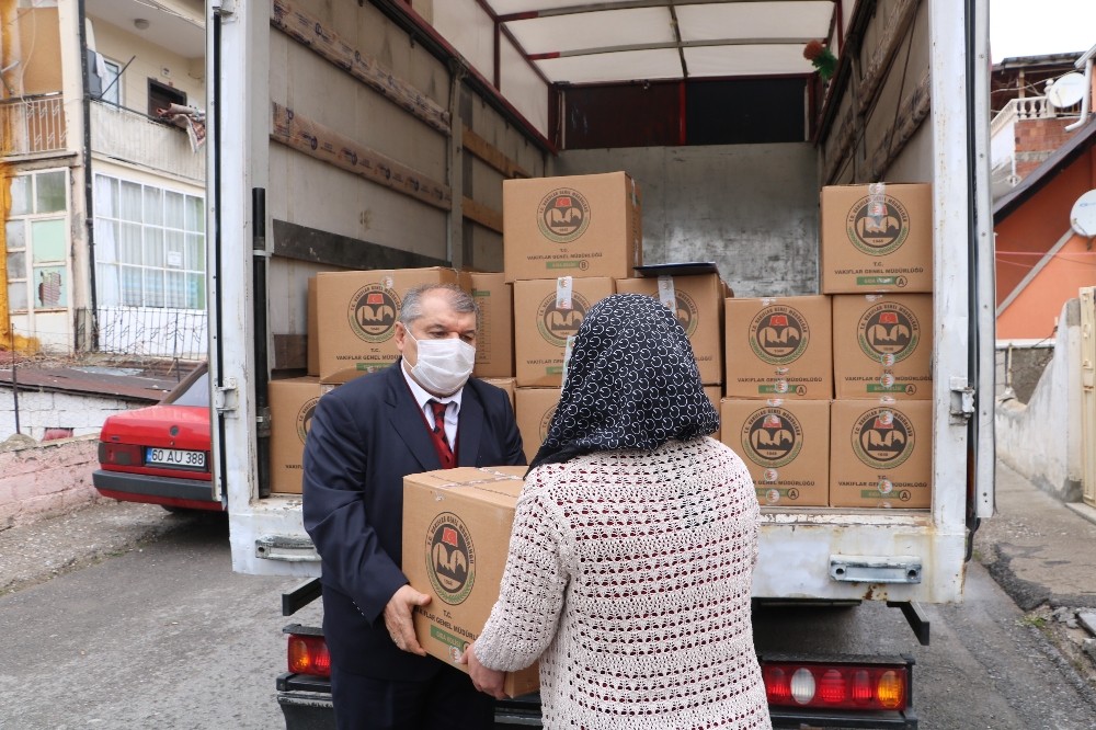 Vakıflar Bölge Müdürlüğü’nden 300 aileye erzak yardımı 