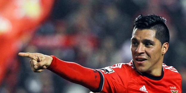 Valencia Benficalı Perez ile anlaştı