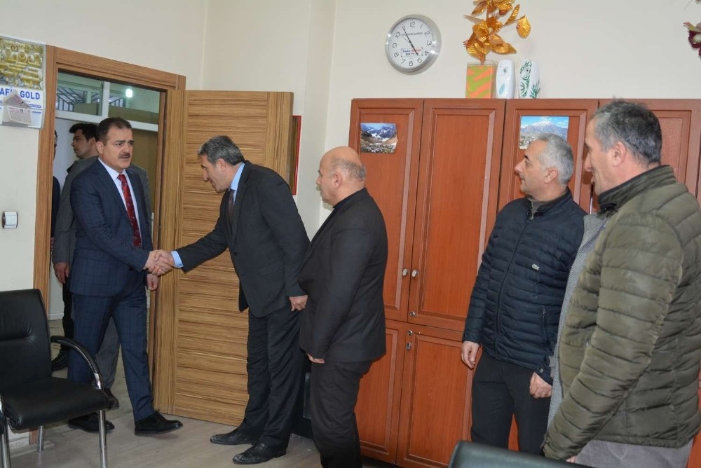 Vali Akbıyık, belediye birimlerini denetledi 