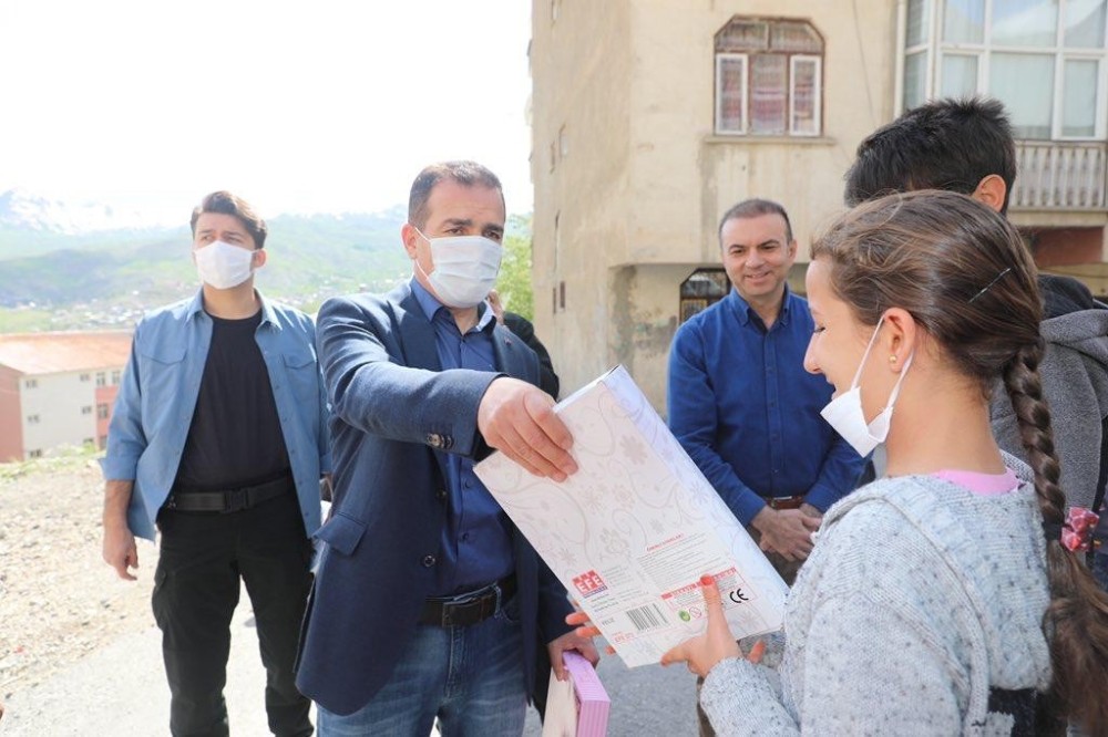 Vali Akbıyık çocukların bayramını kutladı 