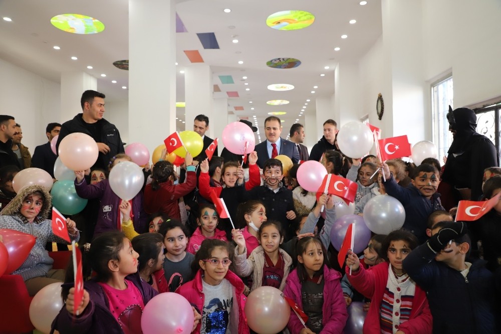 Vali Akbıyık, çocuklarla zeka oyunu oynadı 