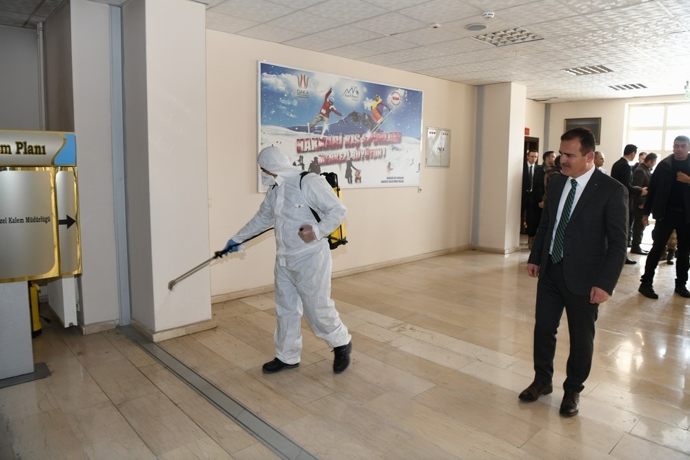 Vali Akbıyık, dezenfekte çalışmalarını denetledi 