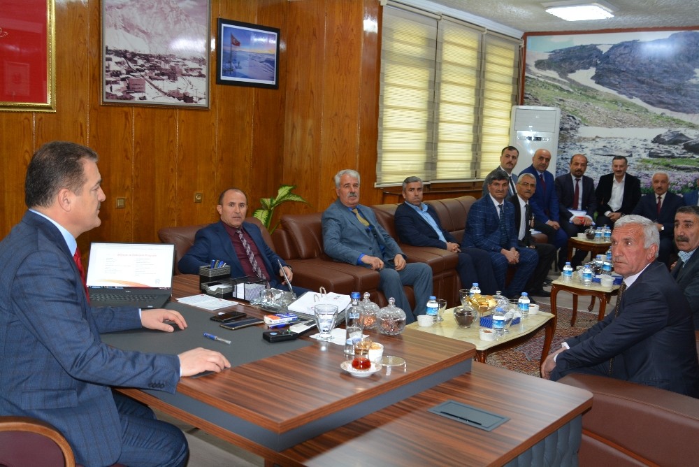 Vali Akbıyık muhtarlarla bir araya geldi 