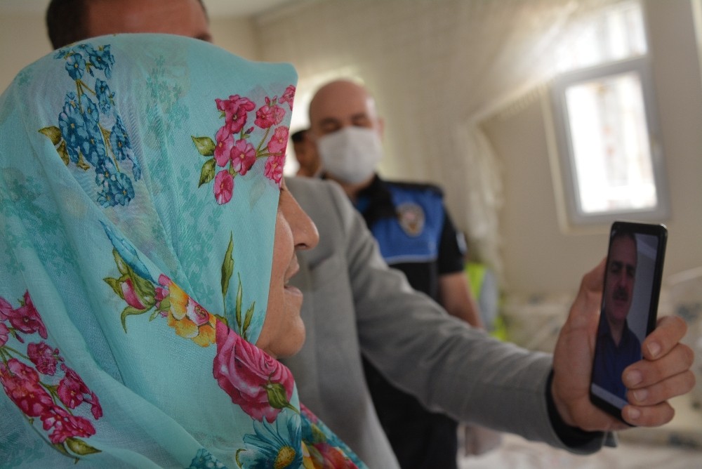 Vali Akbıyık, şehit ailelerini görüntülü arayıp bayramlarını kutladı 