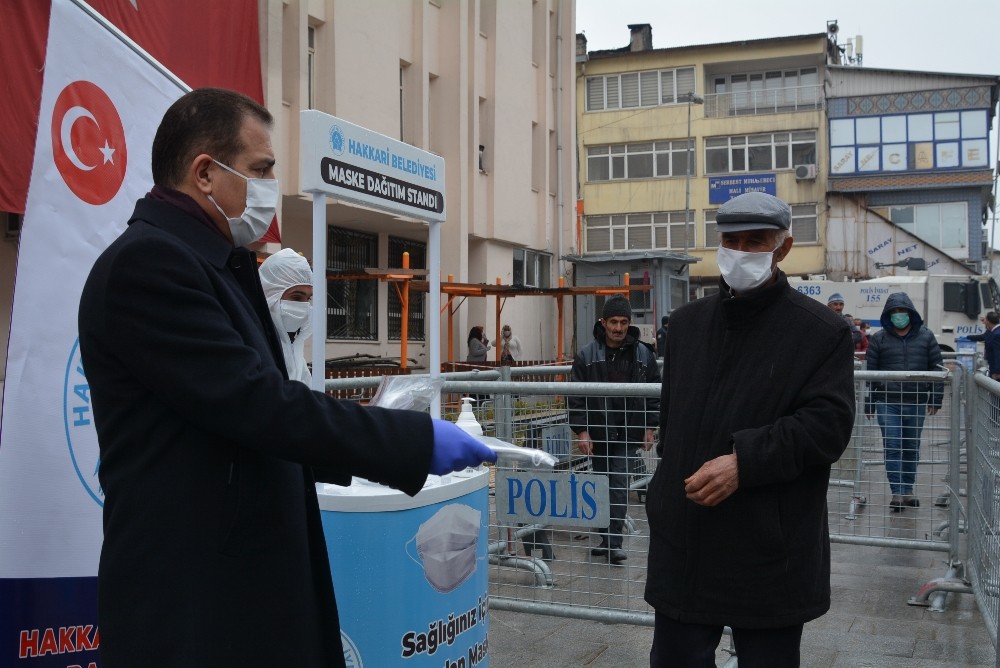 Vali Akbıyık vatandaşlara maske dağıttı 