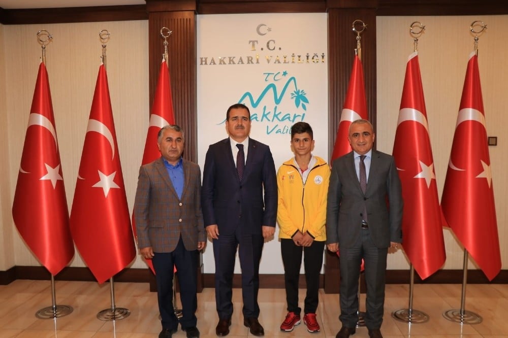 Vali Akbıyık yıldız güreşçiyi makamında kabul etti 
